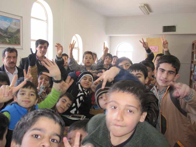 بازدید دانش آموزان دبستان شهید صدوقی از کتابخانه عمومی پاوه