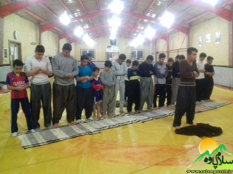 کشتیگیران در حال نماز