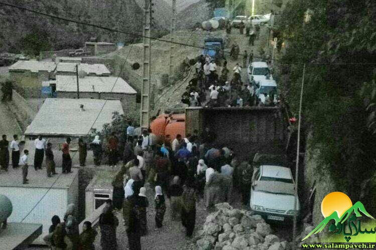 واژگونی کامیون حامل شن و ماسه در روستای دشه + عکس